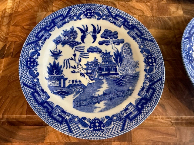 Set of four Blue Willow ceramic bread and butter plates.