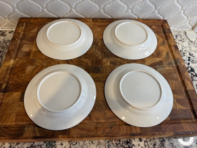 Set of four Blue Willow ceramic bread and butter plates.