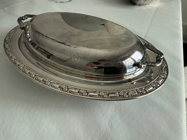 Vintage covered silver plated Oneida dish, park lane with lid.