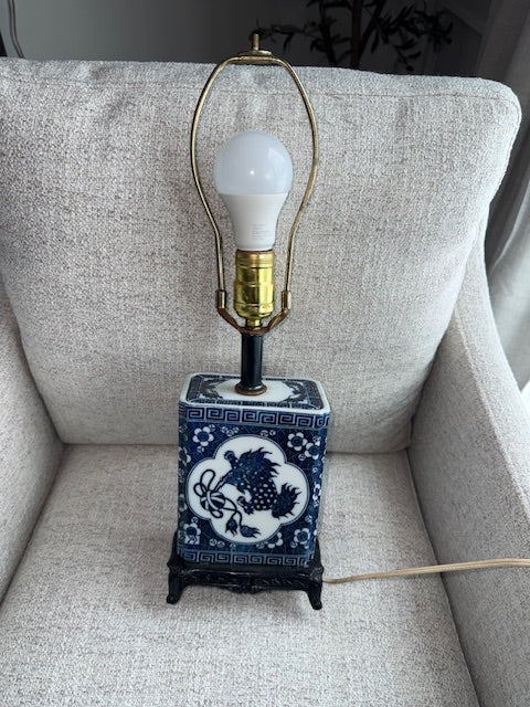 Vintage Chinese blue and white porcelain table lamp featuring a foo dog design.